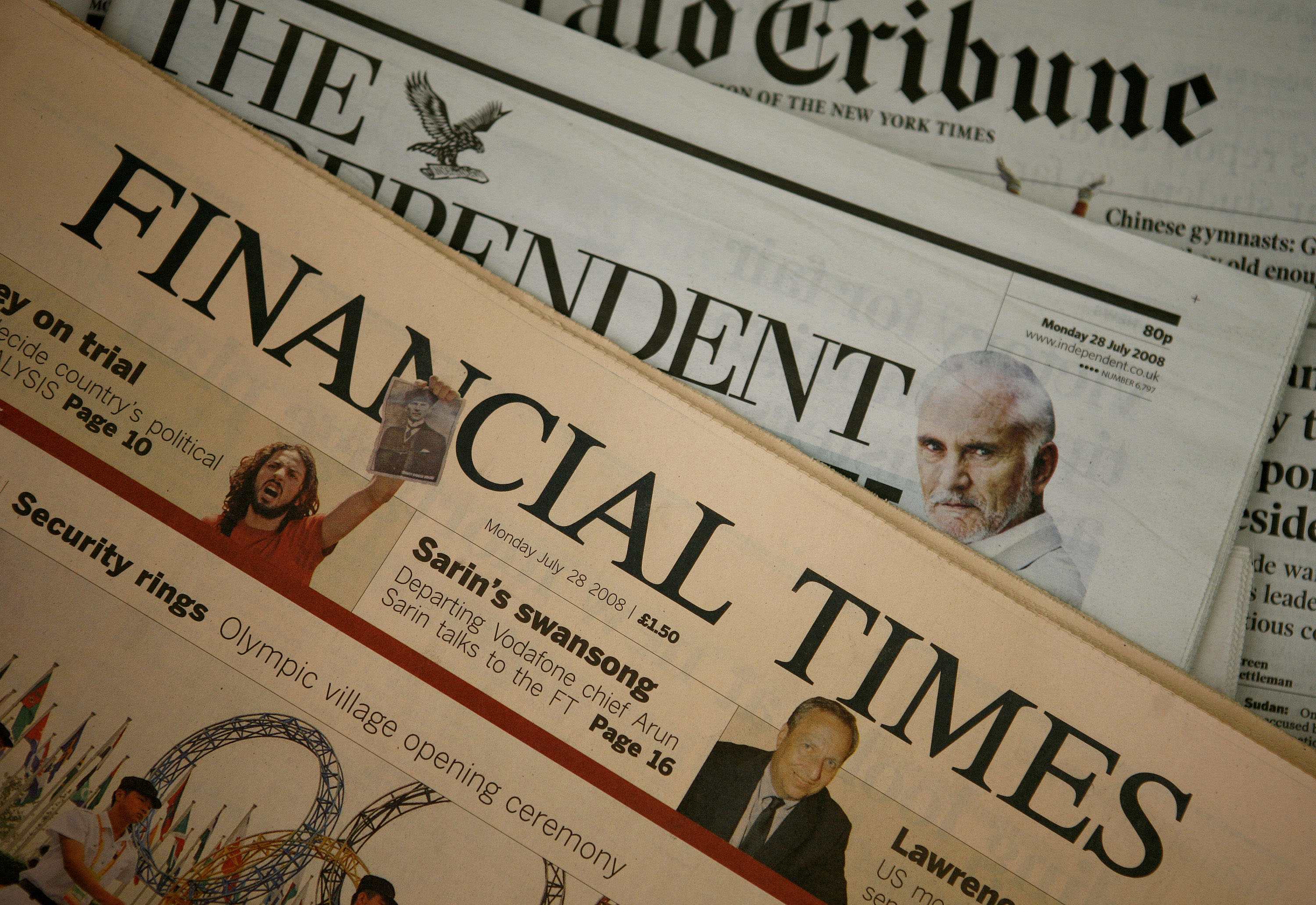 <b>Γιούνκερ και Τρεμόντι στους «Financial Times»</b> Προτείνουν σχέδιο έκδοσης ευρωομολόγων  Διαφωνεί ο Βόλφγκανγκ Σόιμπλε