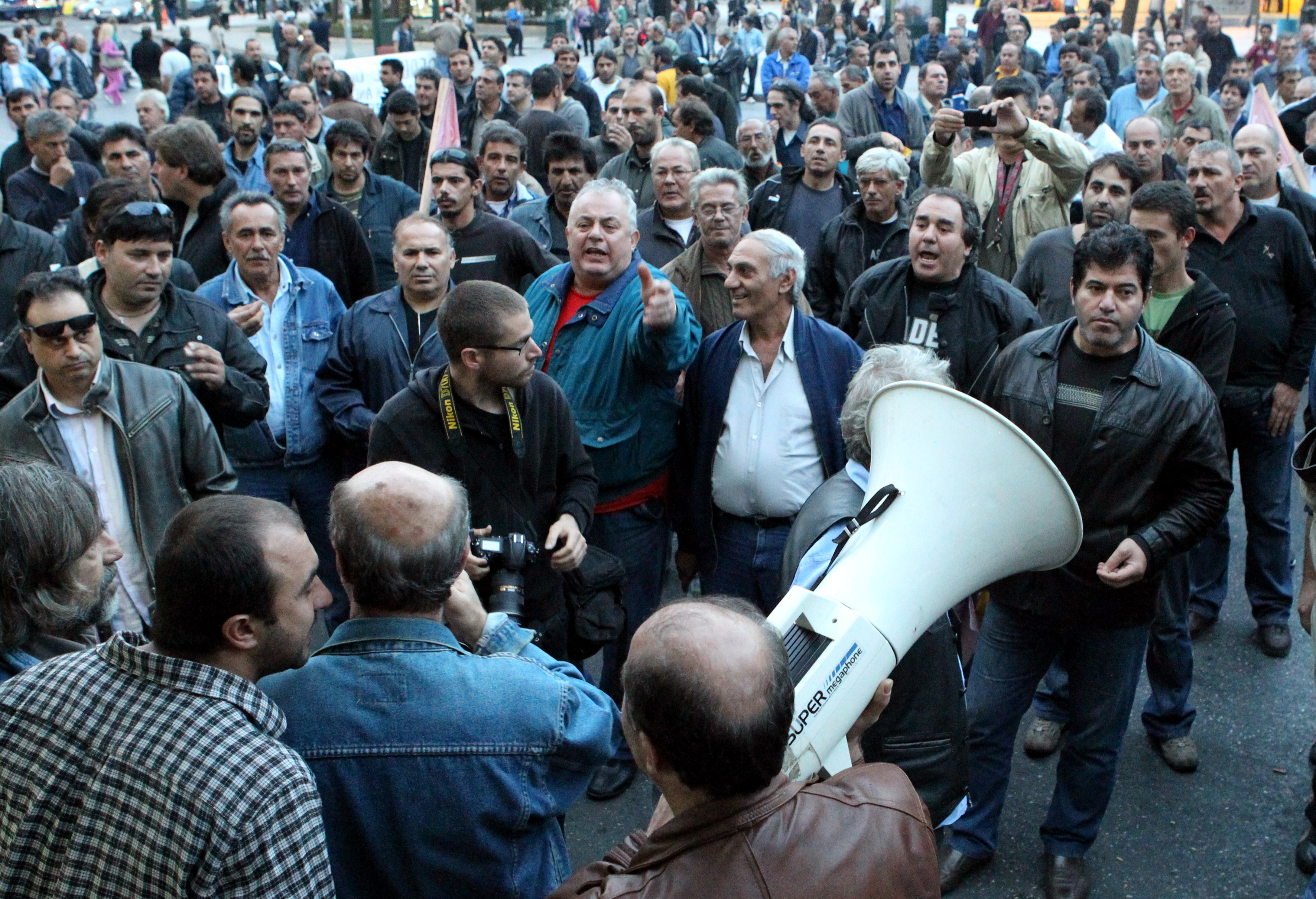 <b>Μέτρα σοκ για την ελληνική οικονομία και κοινωνία</b> Aλλάζουν οι εργασιακές σχέσεις στον ιδιωτικό τομέα και τις ΔΕΚΟ