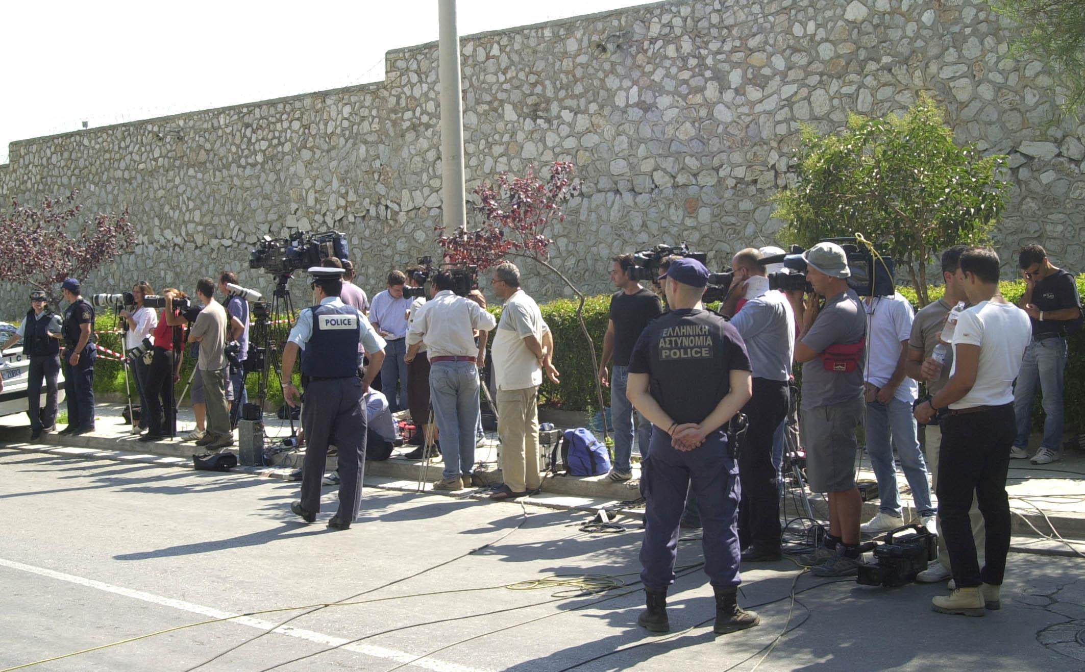 Φραστική επίθεση προς βουλευτές από μέλη των «Πυρήνων της Φωτιάς» στον Κορυδαλλό