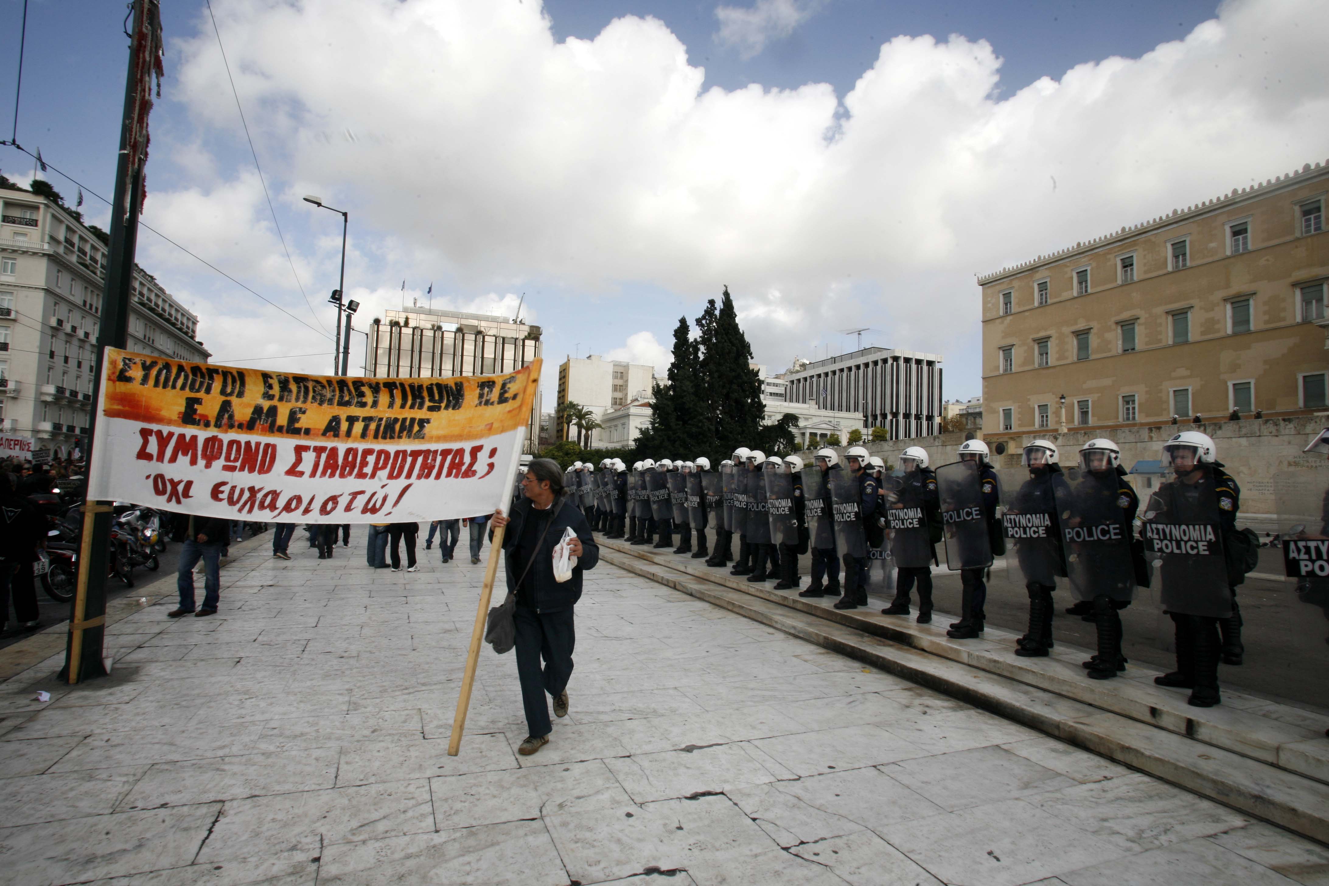 <b>ΓΣΕΕ</b> Ζητά να κηρυχθούν επειγόντως ως υποχρεωτικά εκτελεστές οι κλαδικές συμβάσεις εργασίας