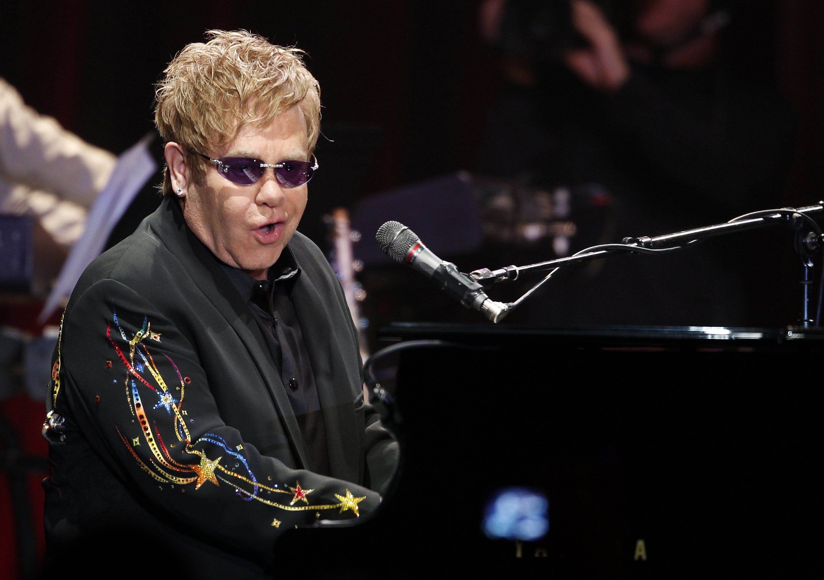 Shakira elton john. Элтон Джон. Elton John 2008. Elton John 1967. Элтон Геркулес Джон.