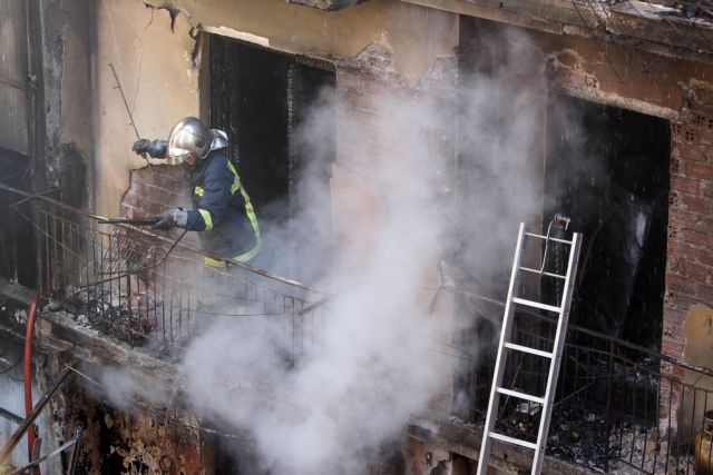 Φωτιά σε πολυκατοικία στην Πάτρα, απεγκλωβίστηκαν τρία άτομα