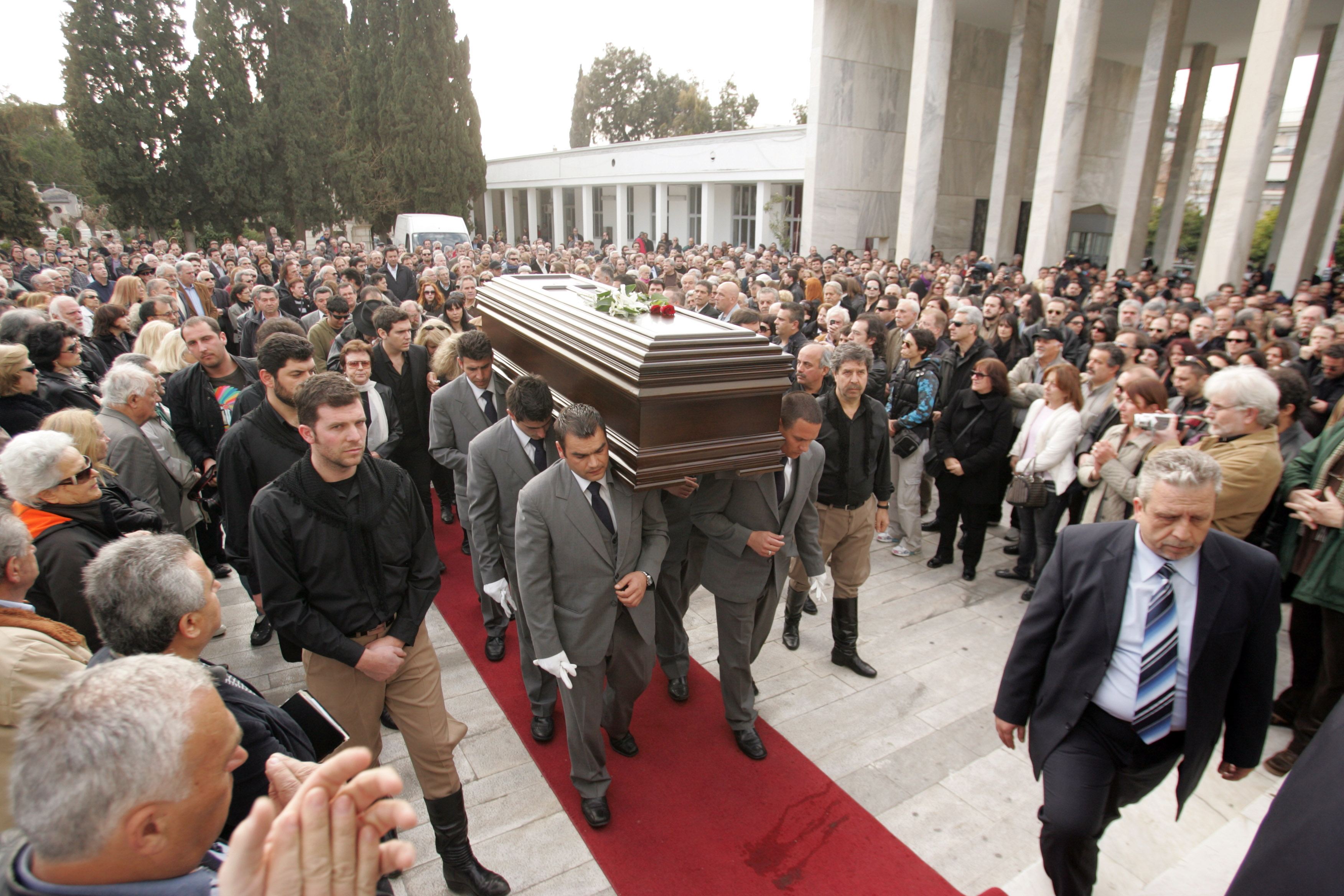 Υστατο χαίρε στον Μανώλη Ρασούλη