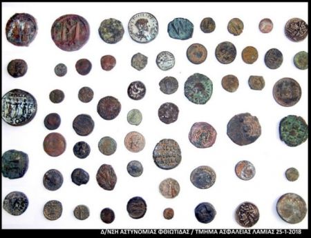 Αρχαία νομίσματα, όπλα και εικόνες στο σπίτι Καναδού στη Λαμία