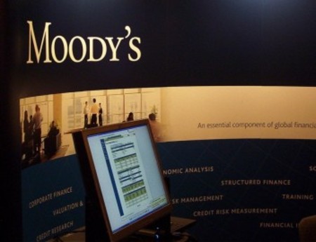 Moody’s: «Πιθανό πιστωτικό επεισόδιο η μετακύλιση ελληνικού χρέους»