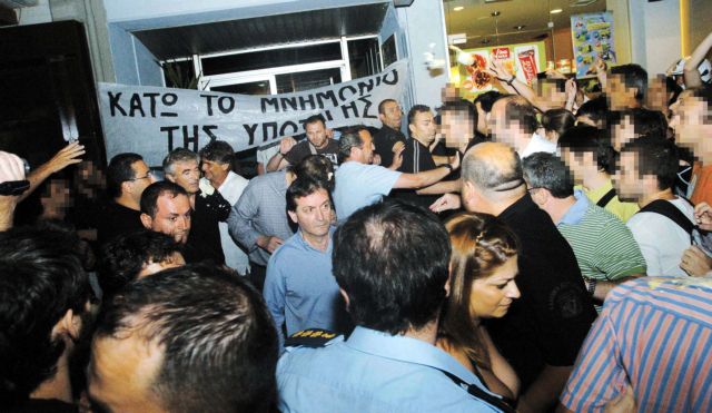 Πολιτικοί σε κατ’ οίκον περιορισμό