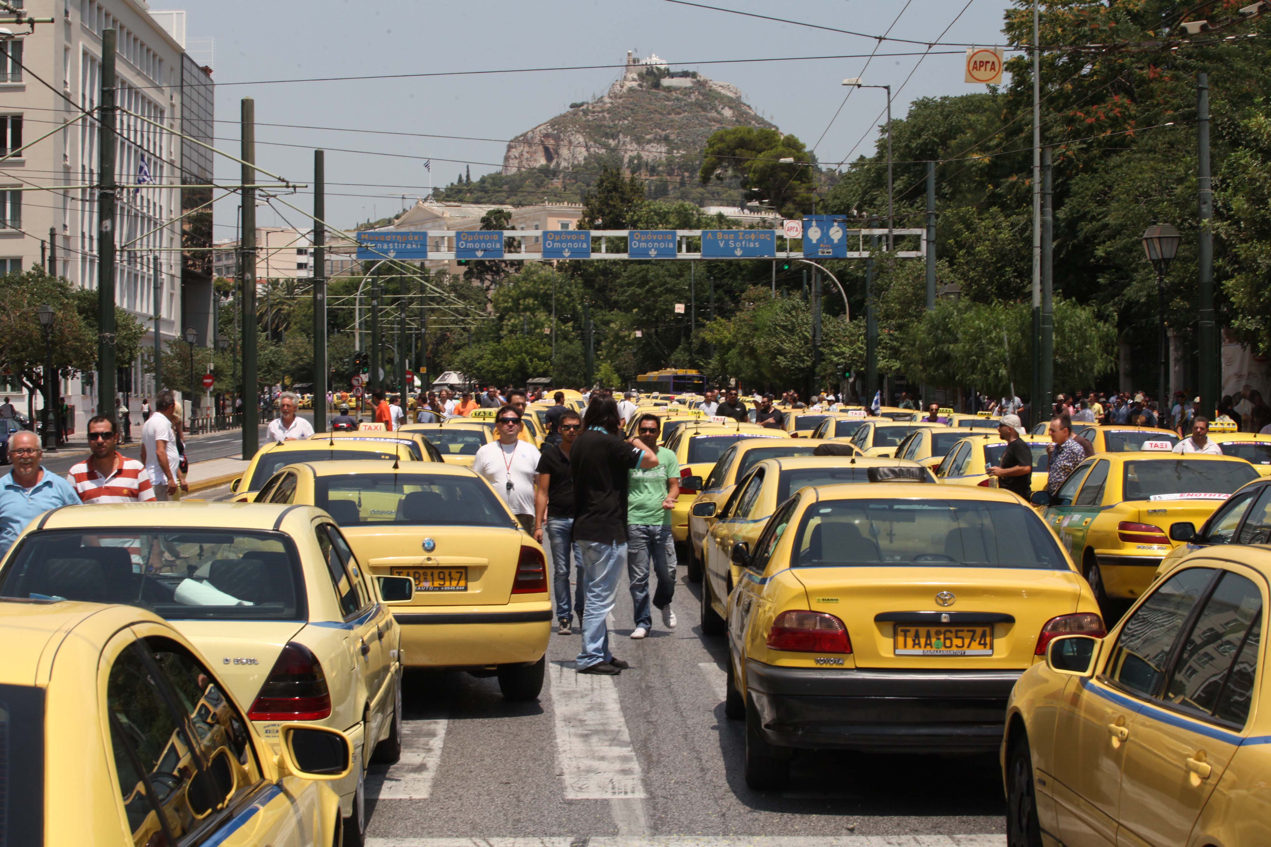 Στη Βουλή τα ταξί – στα δύο το Πα.Σο.Κ