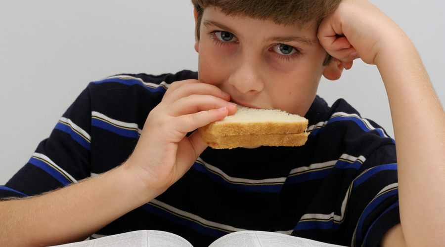 Мальчик есть видео. Boy with a Sandwich вправо. Мальчик ест сало во сне. За что могут съесть мальчика подростка 14 лет.