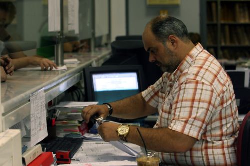 Μάχη για τη διαθεσιμότητα 25.000 δημοσίων υπαλλήλων το 2013