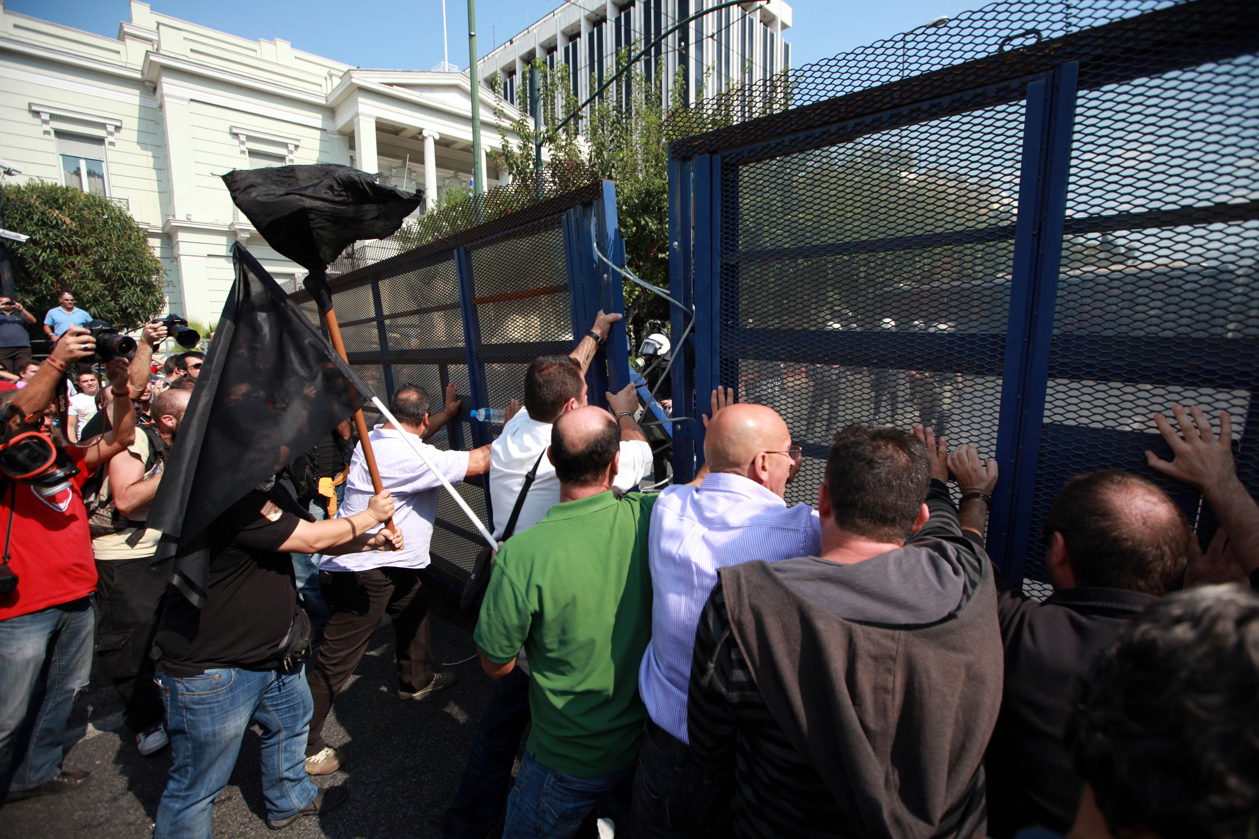 Κλεφτοπόλεμος κουκουλοφόρων και αστυνομικών με θύματα αμάχους