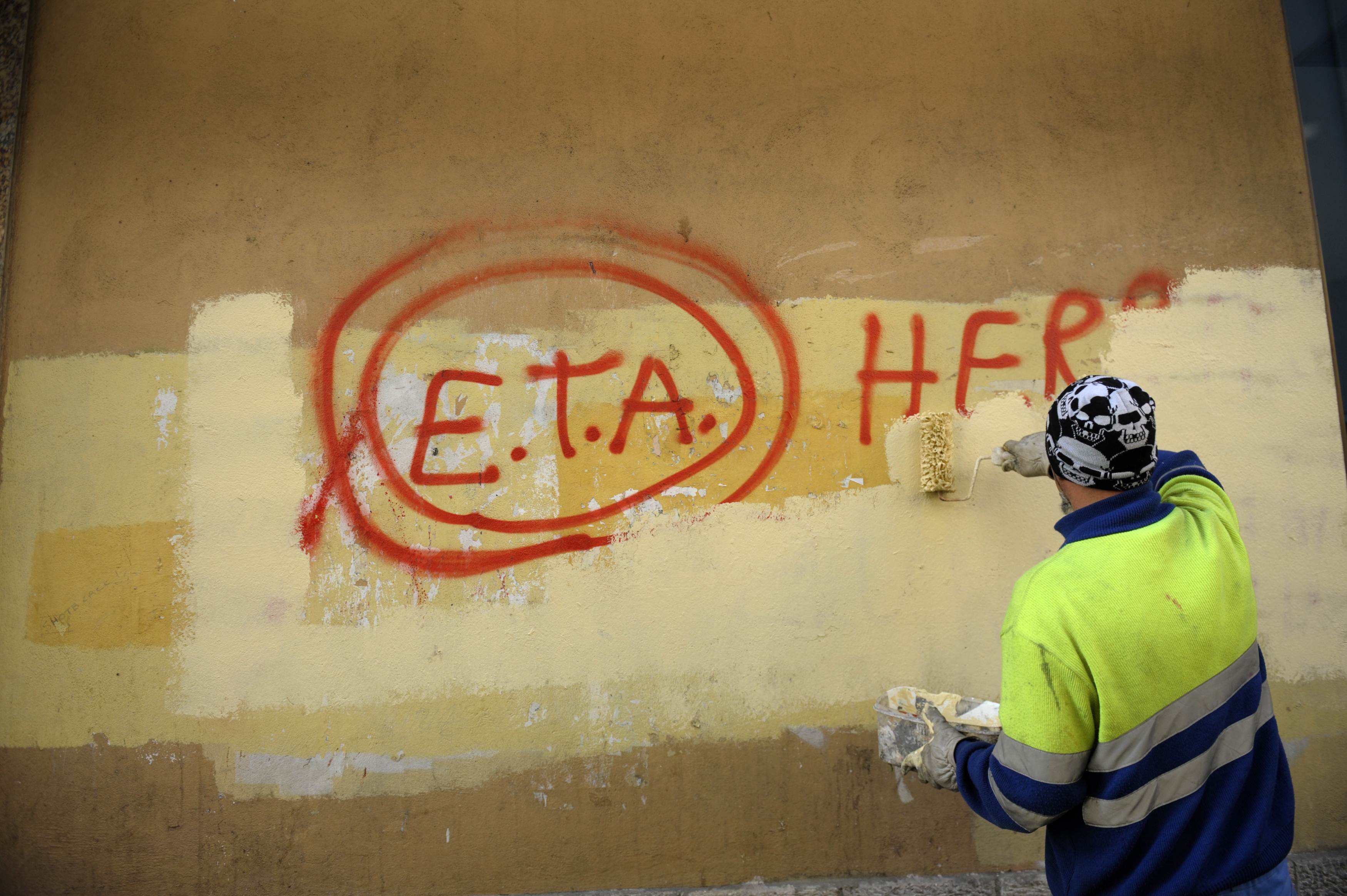 Τον οριστικό αποχαιρετισμό στα όπλα ανακοίνωσε η βασκική οργάνωση ΕΤΑ