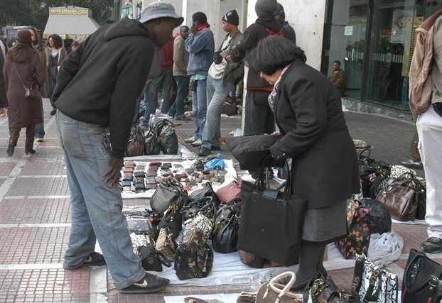 Επιχείρηση κατά του παρεμπορίου με επίθεση στη δημοτική αστυνομία