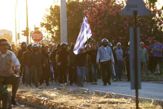 ΕΛΑΣ: «Δεν είναι αστυνομικός ο χρυσαυγίτης με το κράνος ανάμεσα στα ΜΑΤ»