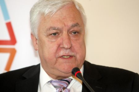 Former Pasok finance minister defends memorandum pension cuts