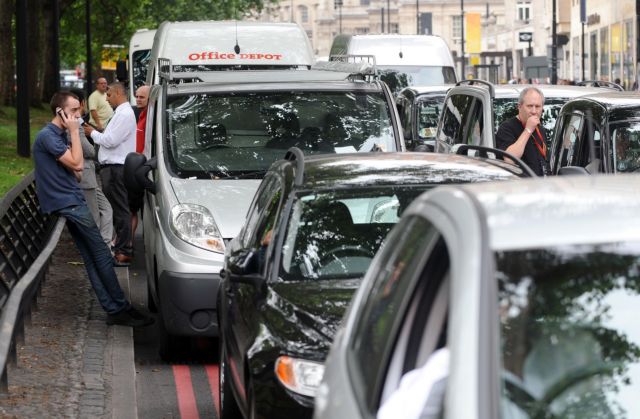 Ιταλία: οδηγός προκαλεί κομφούζιο προσπαθώντας να παρκάρει