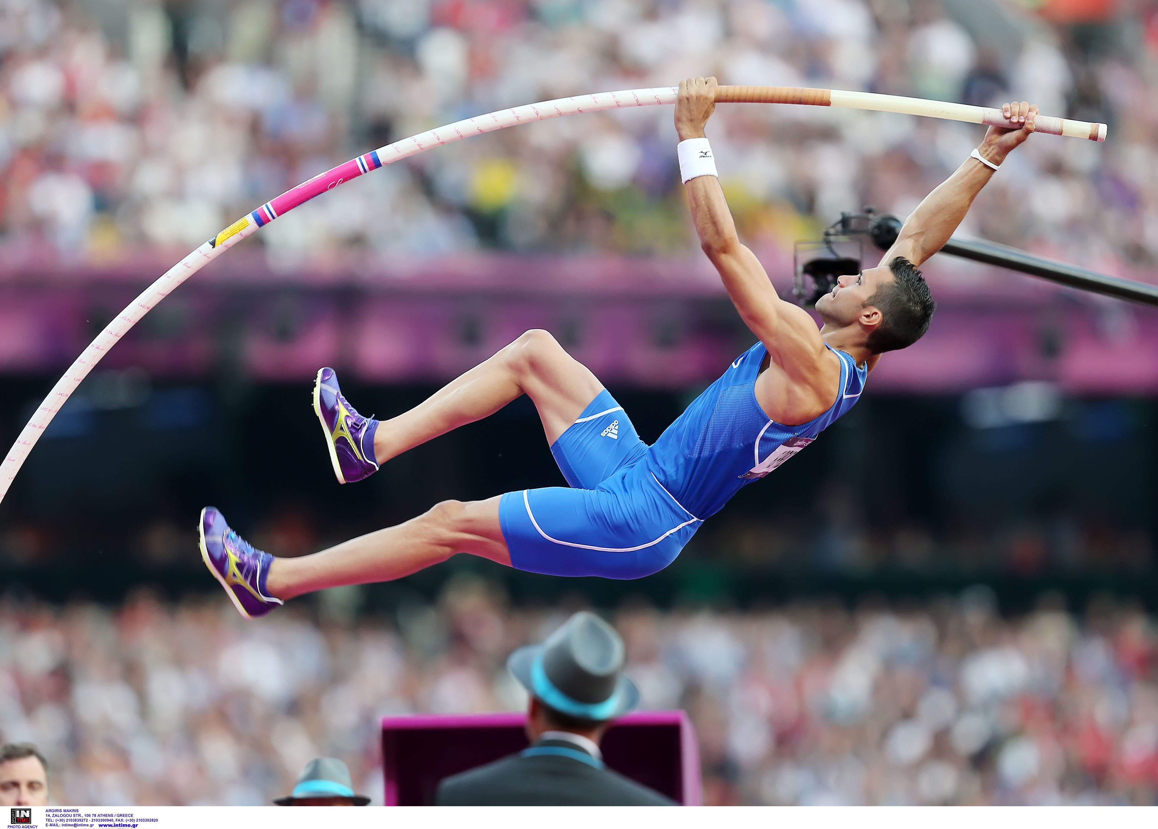 Метр в прыжке. Прыжок с шестом в легкой атлетике. Pole Vault 2016. Прыжки в высоту с шестом. Прыгун в высоту.