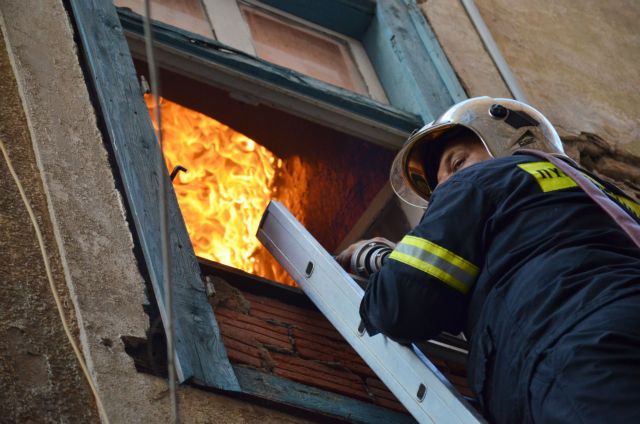 Διερεύνηση ευθυνών ζητεί το υπουργείο Υγείας σχετικά με τη φωτιά σε οικοτροφείο