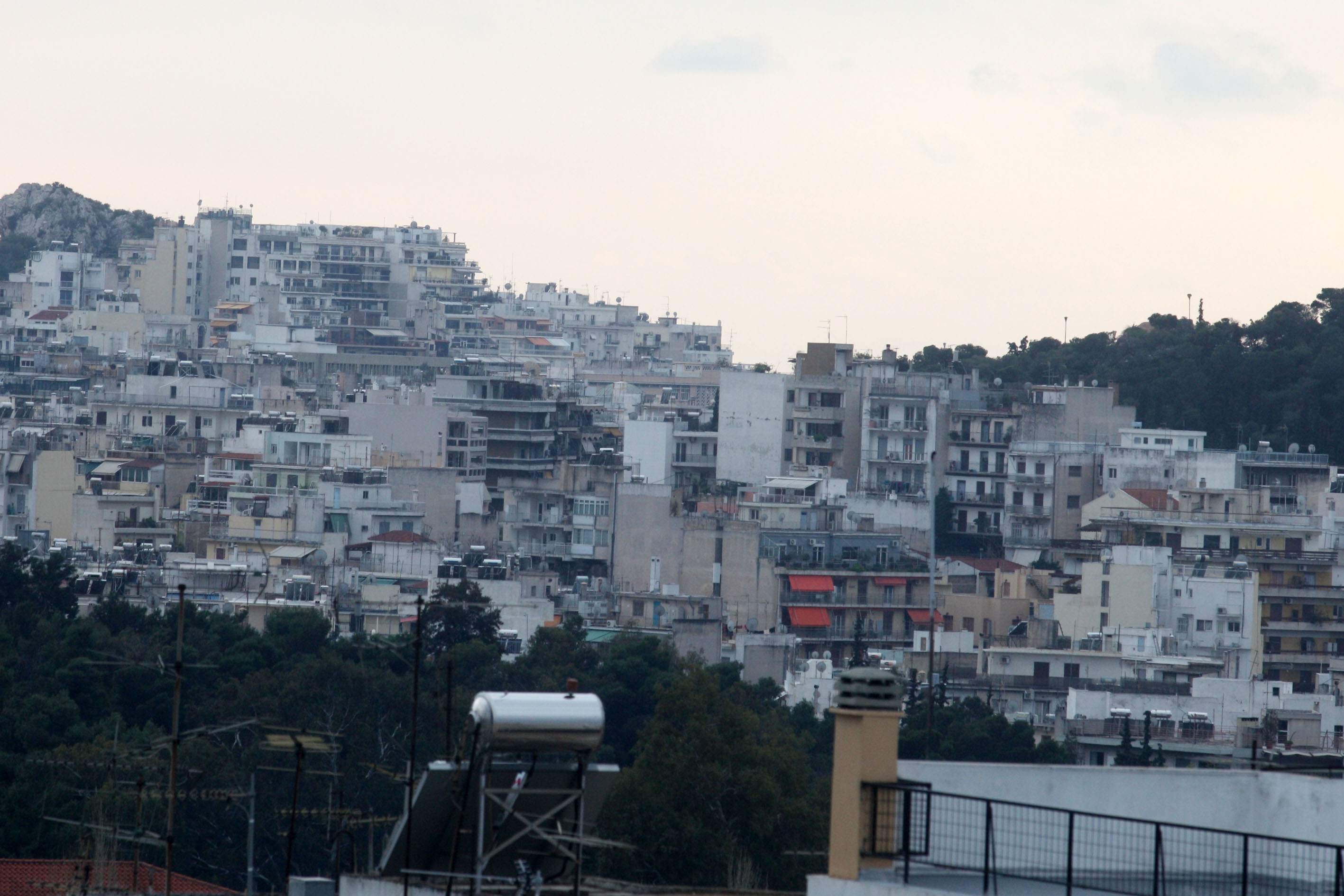 Στον «αέρα» ο νέος φόρος ακίνητων απ’ τη διάσταση Στουρνάρα – ΠαΣοΚ