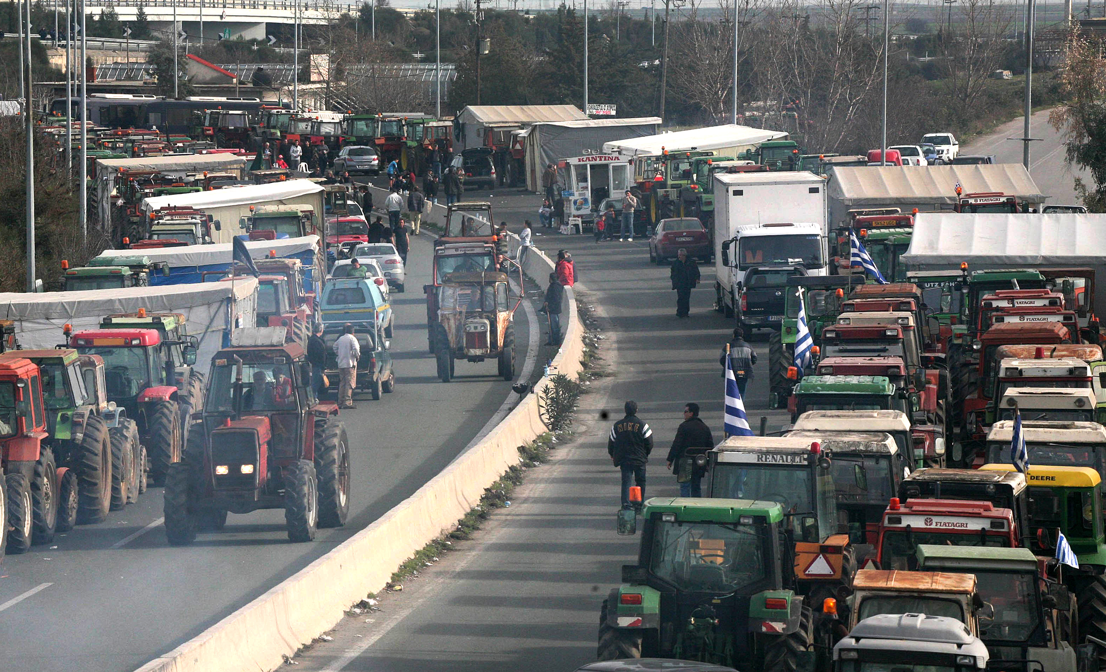 Συνεχίζουν στα μπλόκα οι αγρότες, κλιμακώνουν τις κινητοποιήσεις