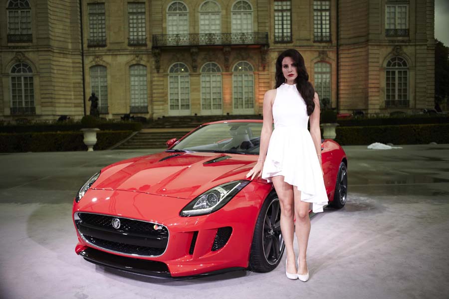 Η Lana Del Ray «καίγεται» για την Jaguar F-Type