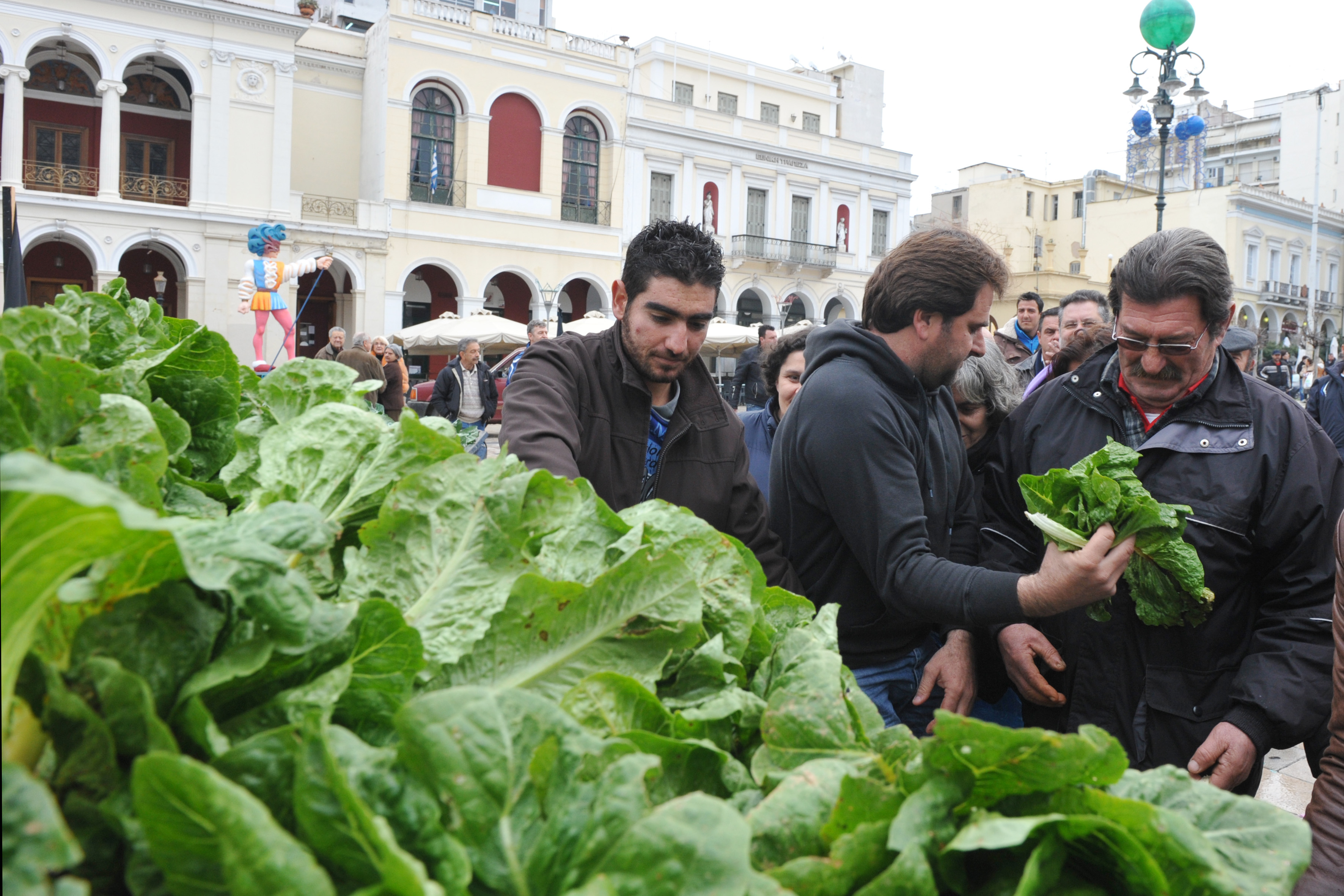 Είκοσι τόνοι κηπευτικά από την Ιεράπετρα στα κοινωνικά παντοπωλεία της Αττικής