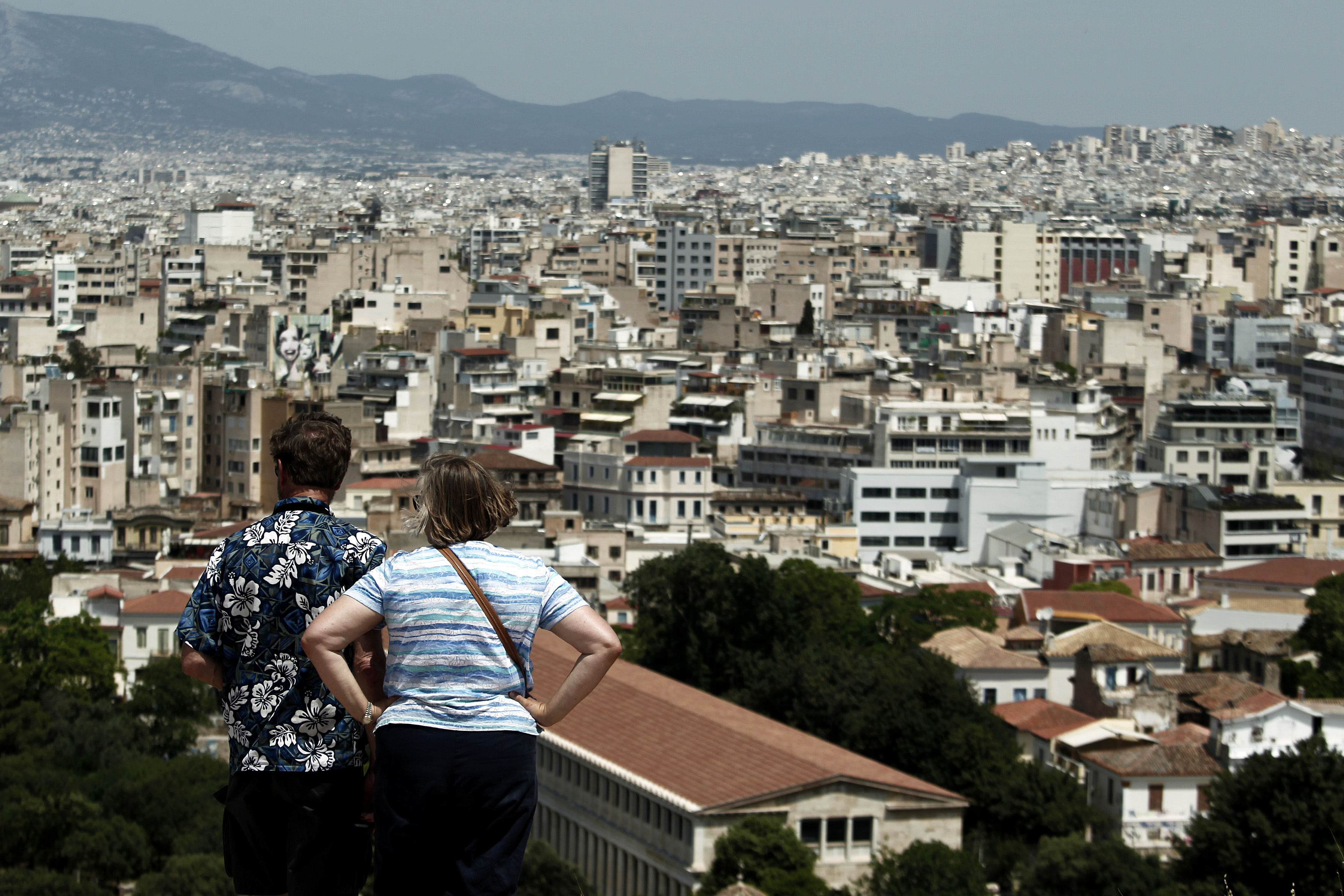 Guardian: Η Ελλάδα γίνεται εμπορικό πεδίο μάχης για τους ξένους επενδυτές