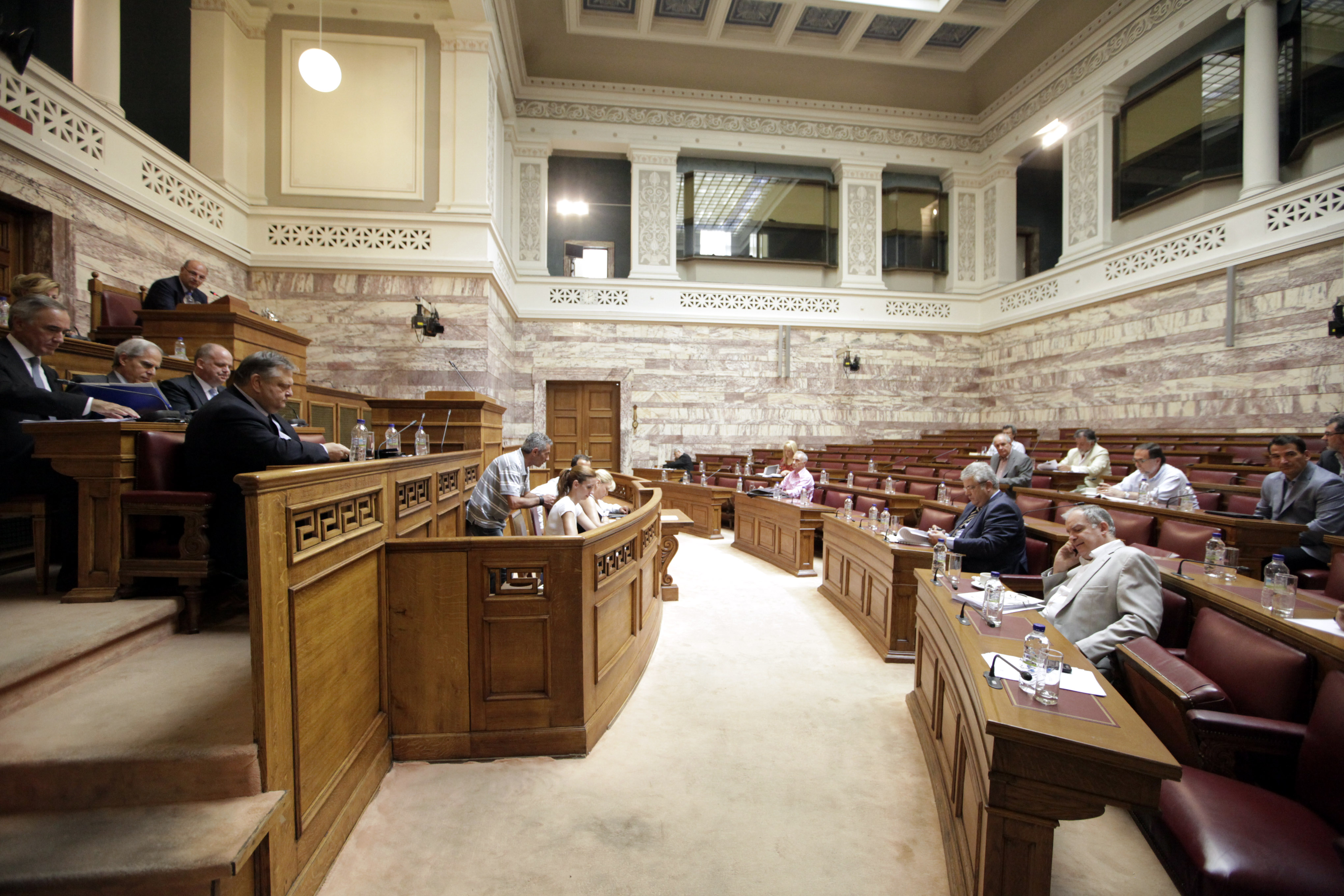 Ψηφίστηκε παρά τις έντονες αντιδράσεις η τροπολογία για την κατάργηση δημοσίων οργανισμών με Προεδρικό Διάταγμα