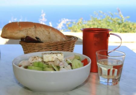 Η μεσογειακή διατροφή κάνει καλό μόνο σε πλούσιους και μορφωμένους