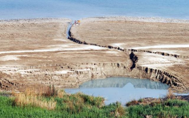 Τεράστιες καταβόθρες «ρουφάνε» τη Νεκρά Θάλασσα