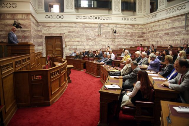 Parliament votes on lifting immunity for six Golden Dawn MPs