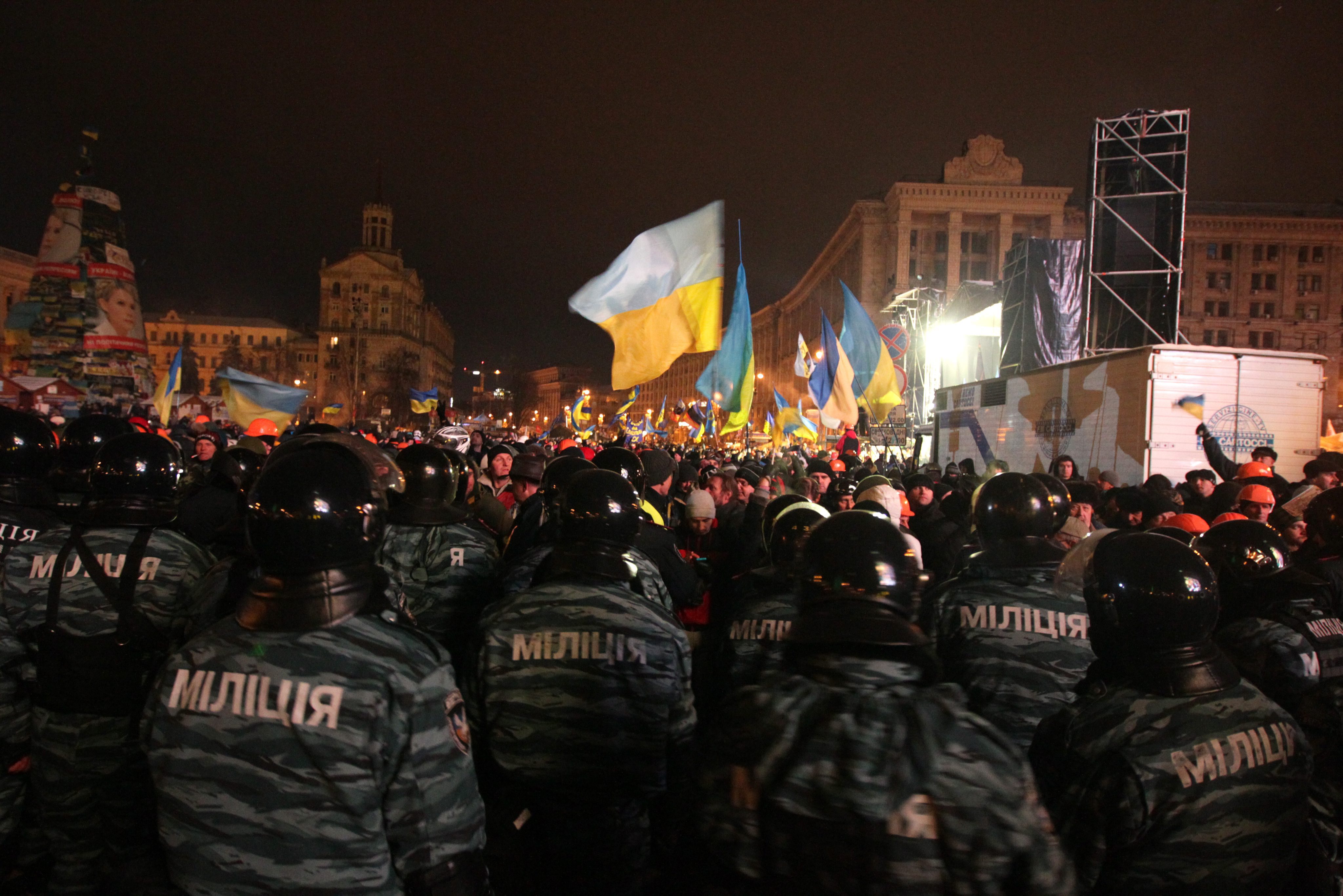 Суть последние новости. Крым 2014 Евромайдан. Евромайдан Беркут в Крыму. Площадь Евромайдан Беркут. Евромайдан политика.