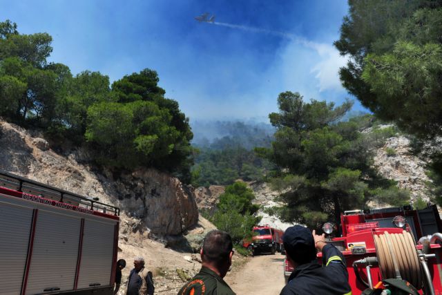 Για δεύτερη ημέρα μαίνεται η πυρκαγιά στο Αντισκάρι Ηρακλείου