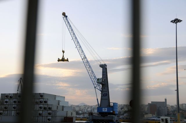 ΣΥΡΙΖΑ: Η κυβέρνηση εκχωρεί στην Cosco όλο το λιμάνι