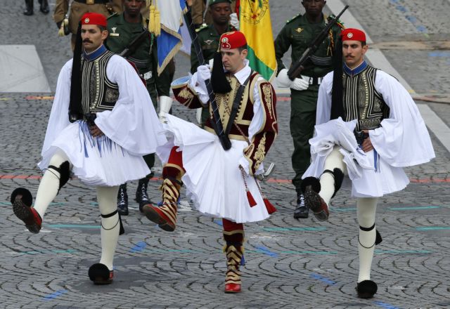 Εύζωνοι στους εορτασμού για την Ημέρα της Βαστίλλης