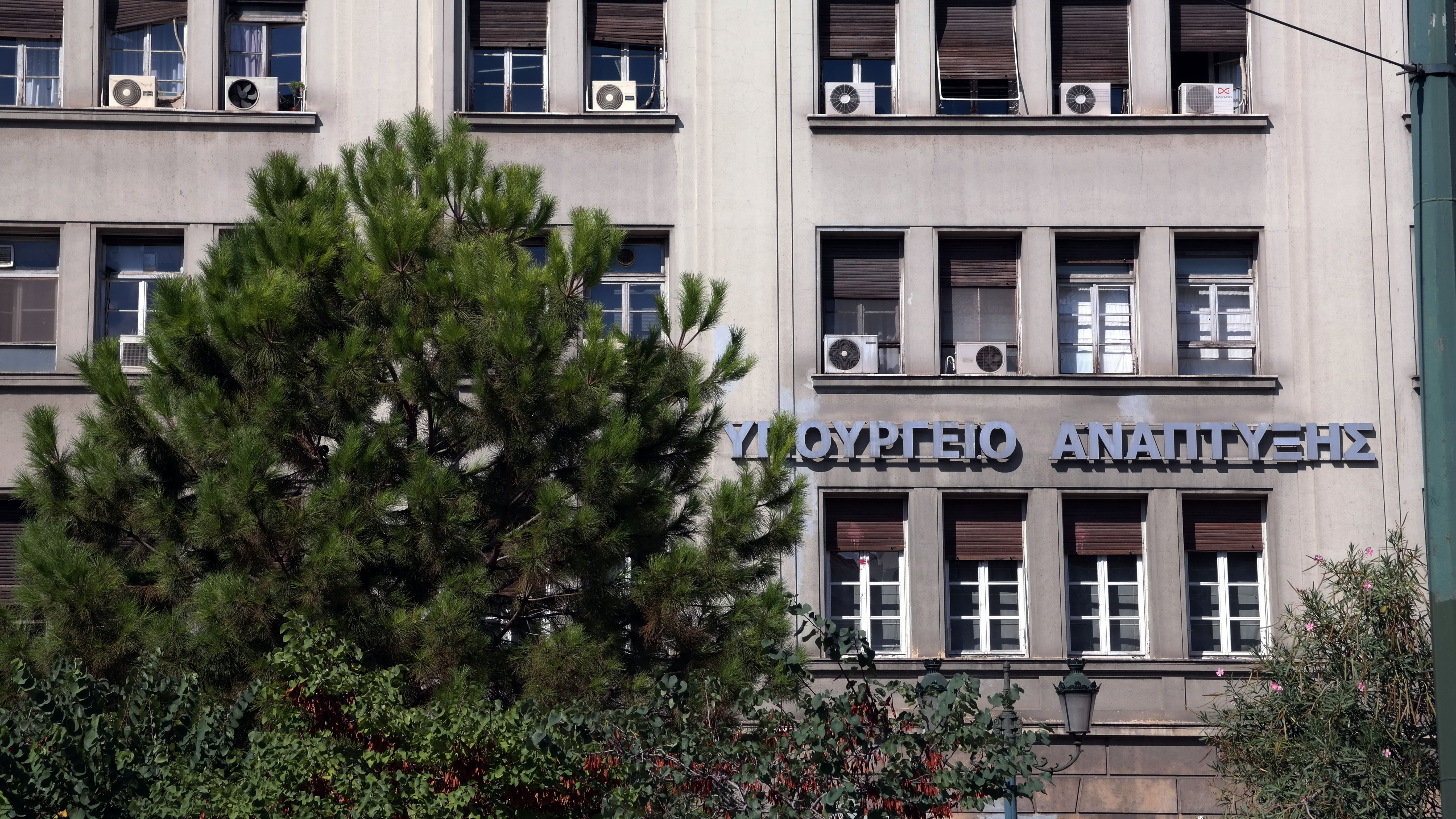 Τέλος στις άδειες λειτουργίας για περίπου 897 επαγγέλματα