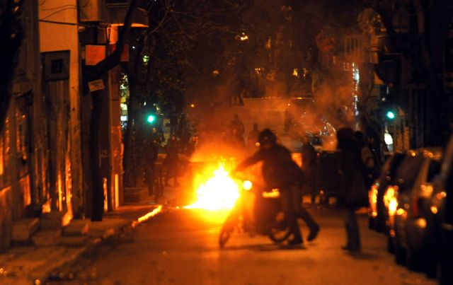 Μολότοφ σε αστυνομικούς στα Εξάρχεια και σε ΑΤΜ