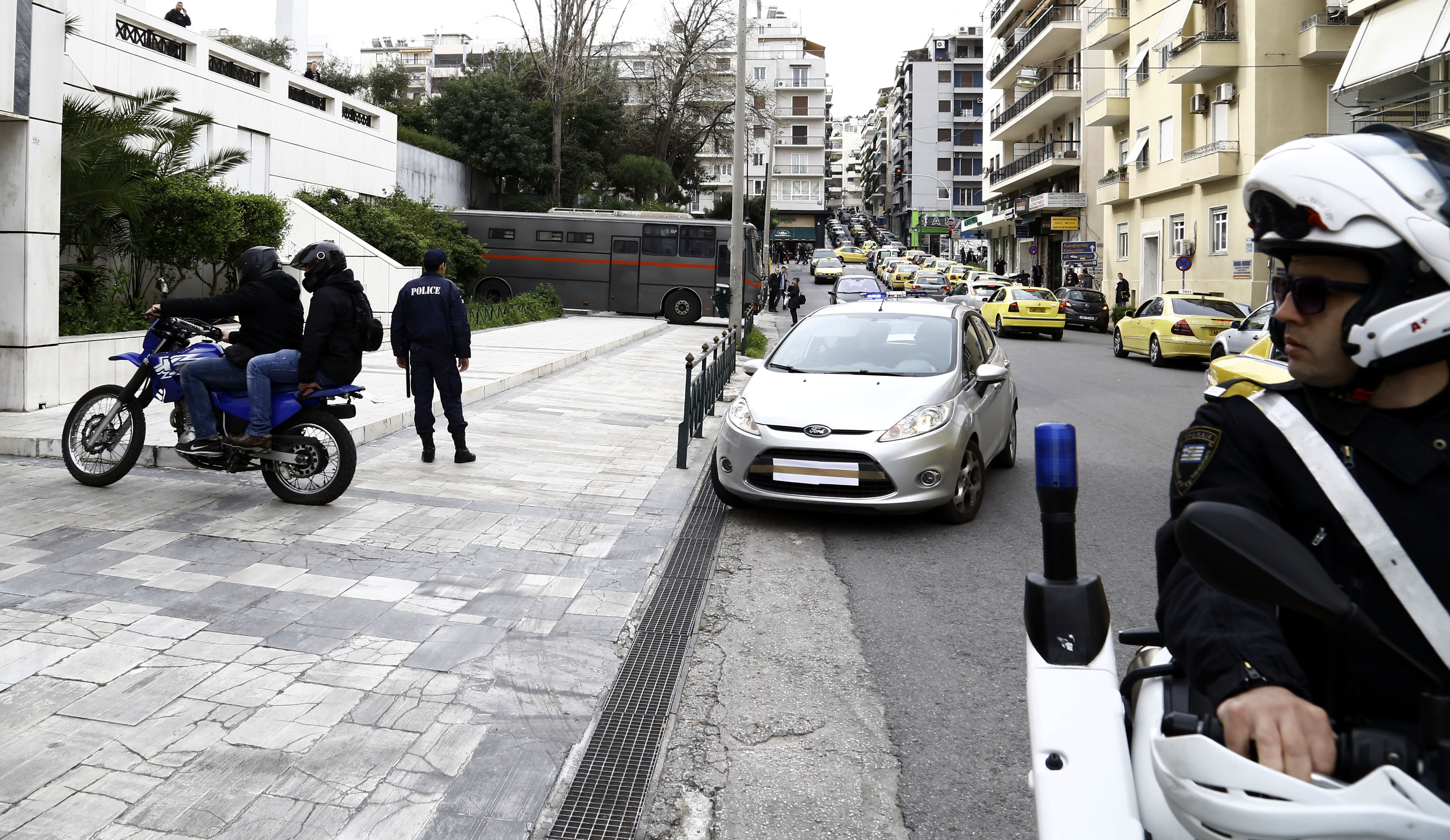 Όταν οι αστυνομικοί συνάντησαν την Αγγελική με καλάσνικοφ