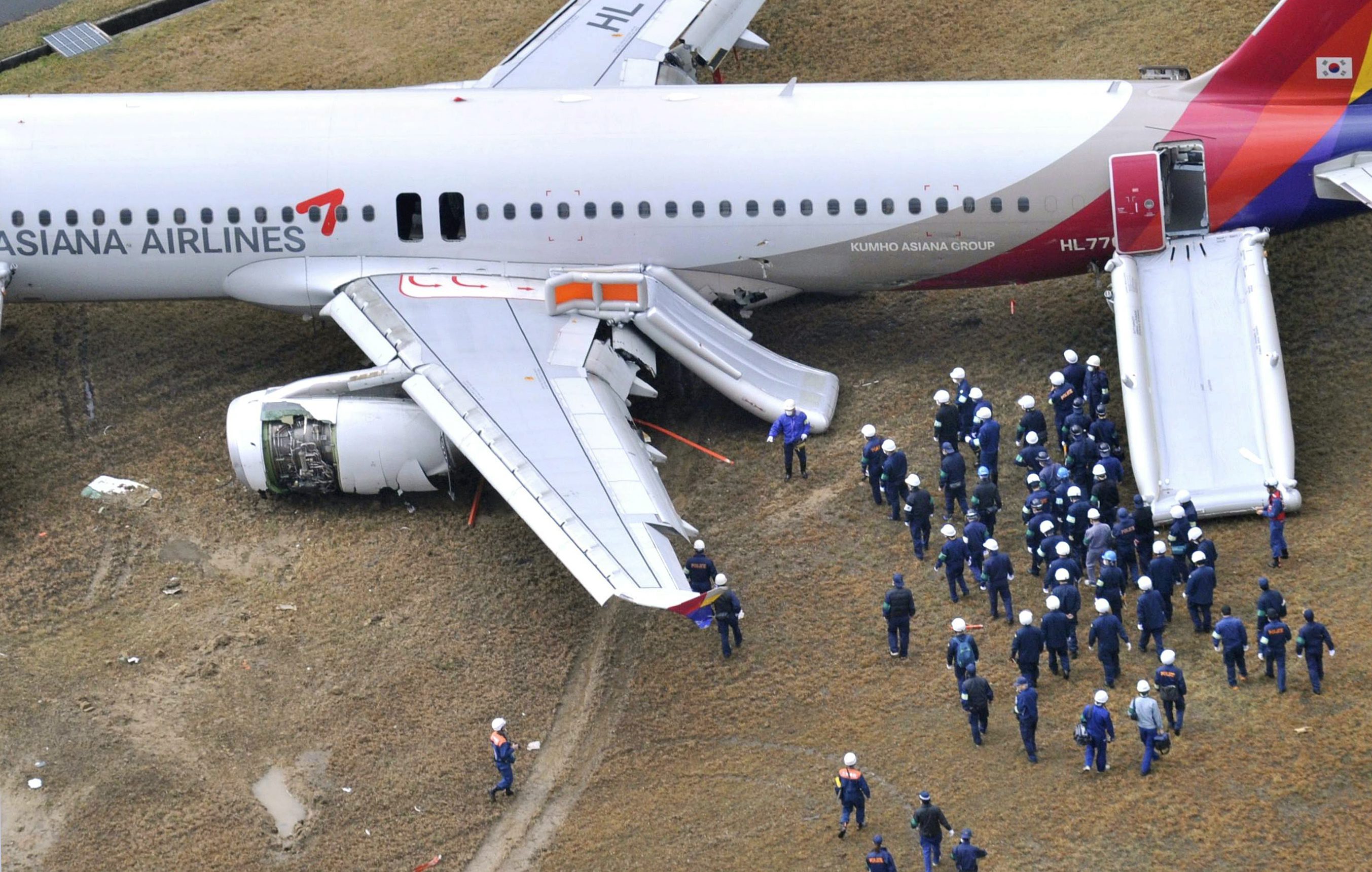 Где там самолет. Аэробус а320 авиакатастрофы. Airbus a320 посадка. Аварийный трап а320. Эйрбас а320 аварийные трапы.