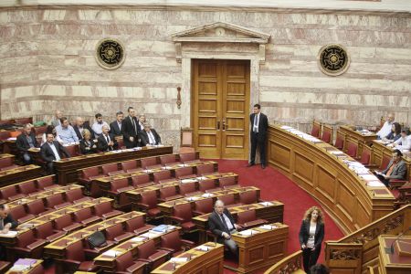 Νέο «σόου» Κασιδιάρη στην Βουλή: Ζητούσε να βγει από την αίθουσα μουσουλμάνος βουλευτής του ΣΥΡΙΖΑ