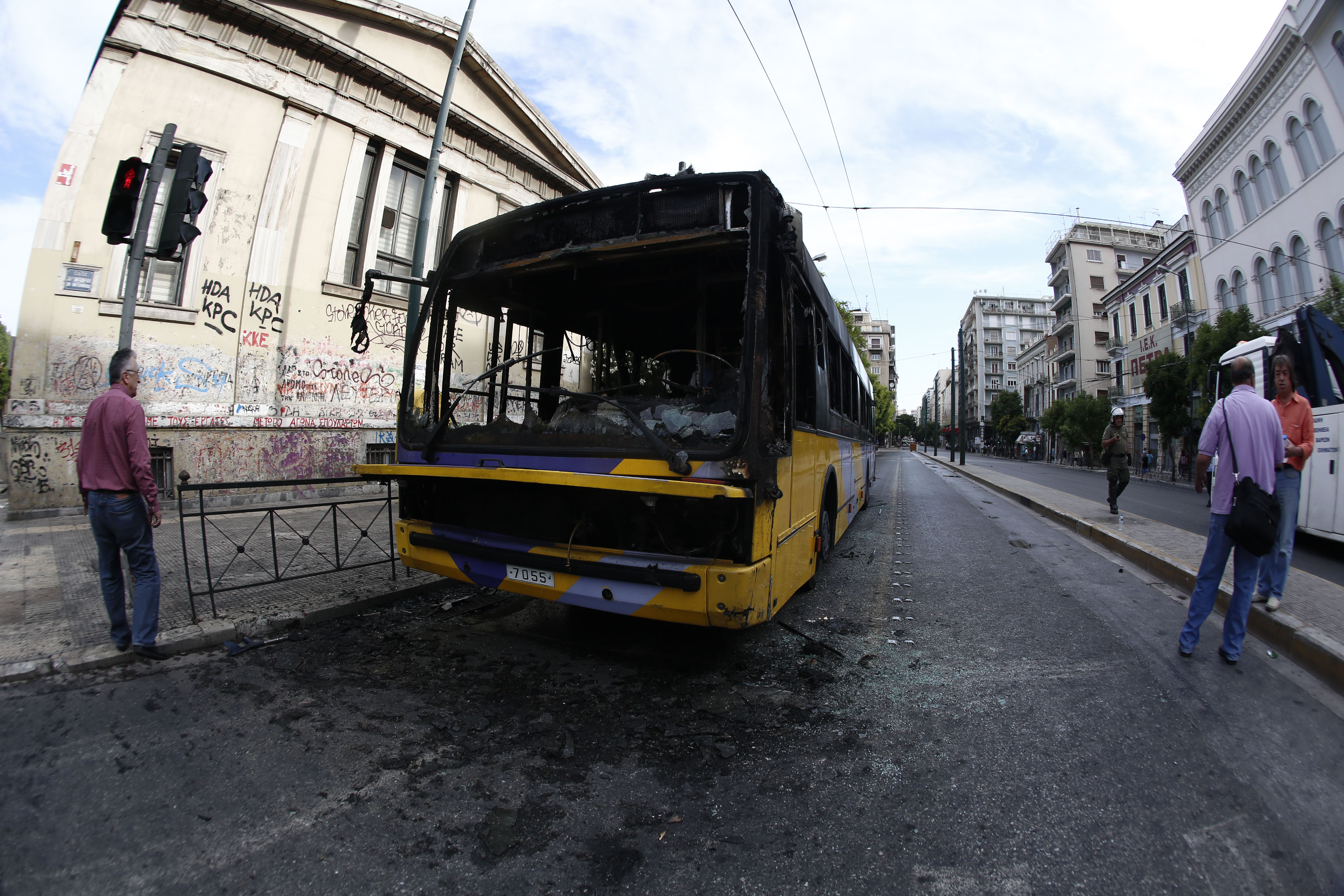 Ένταση τη νύχτα στην Πατησίων: Πυρπόλησαν λεωφορείο και τρόλεϊ