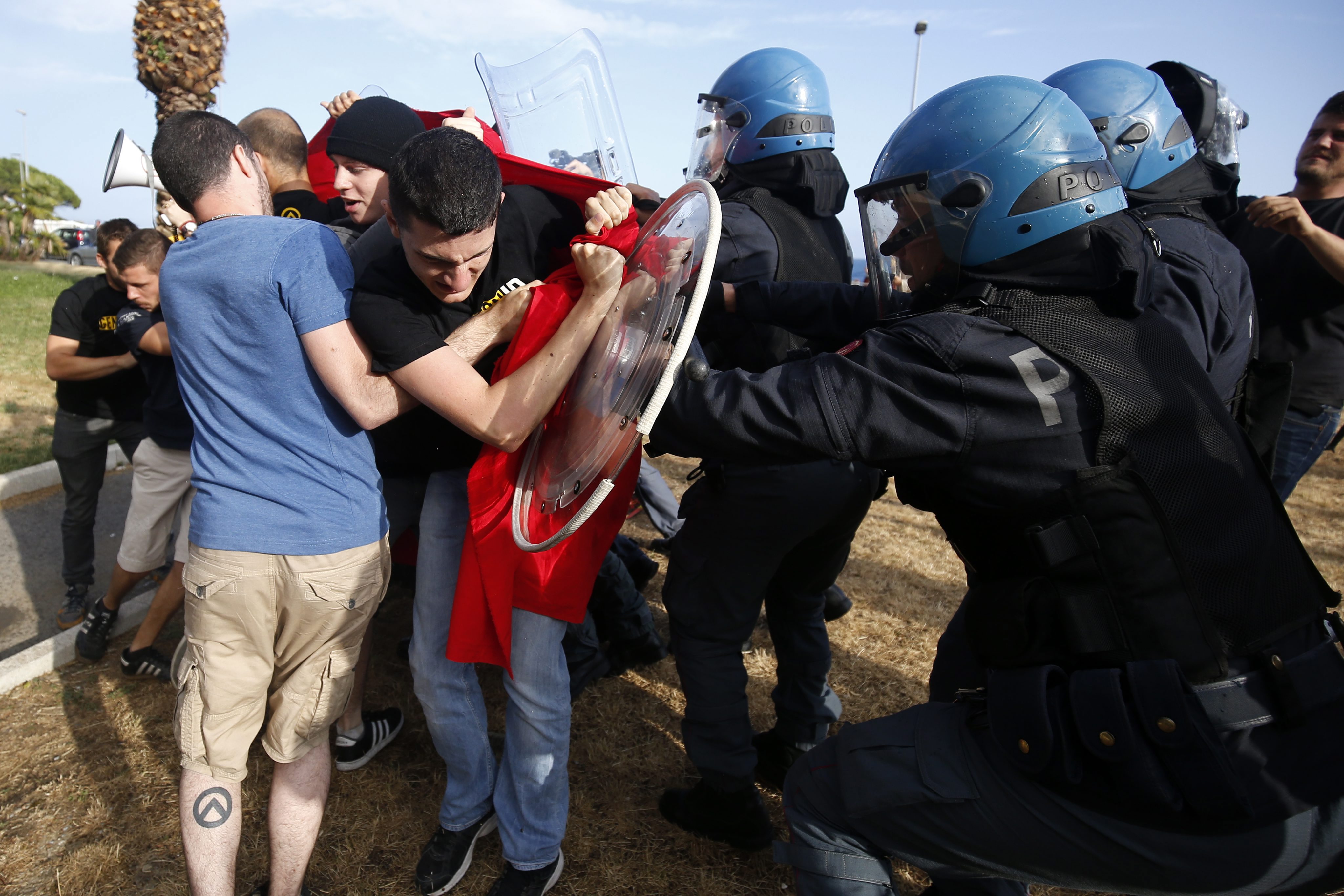 Μετανάστες διαμαρτύρονται στα γαλλοιταλικά σύνορα, ο Ρέντσι απειλεί με plan B