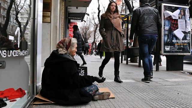 Guardian: Νέα κανονικότητα η κρίση για τους εξουθενωμένους Έλληνες