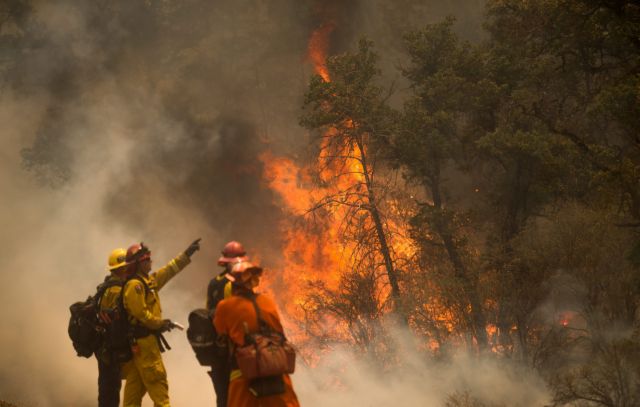 Σε πύρινο κλοιό η Καλιφόρνια, μαίνονται 21 πυρκαγιές