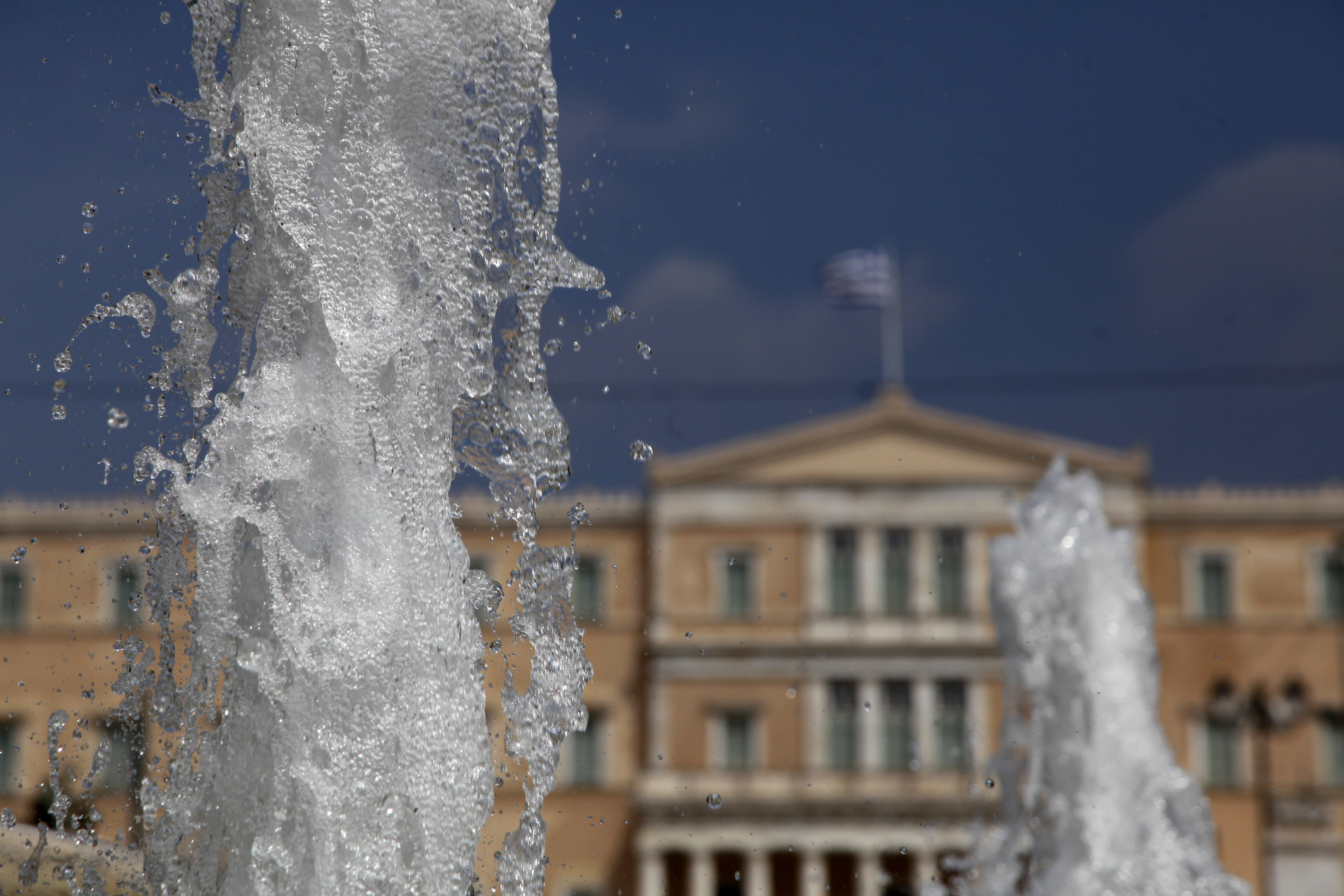 Στο κλείσιμο της Ολομέλειας και τη λειτουργία θερινών τμημάτων προσανατολίζεται η κυβέρνηση