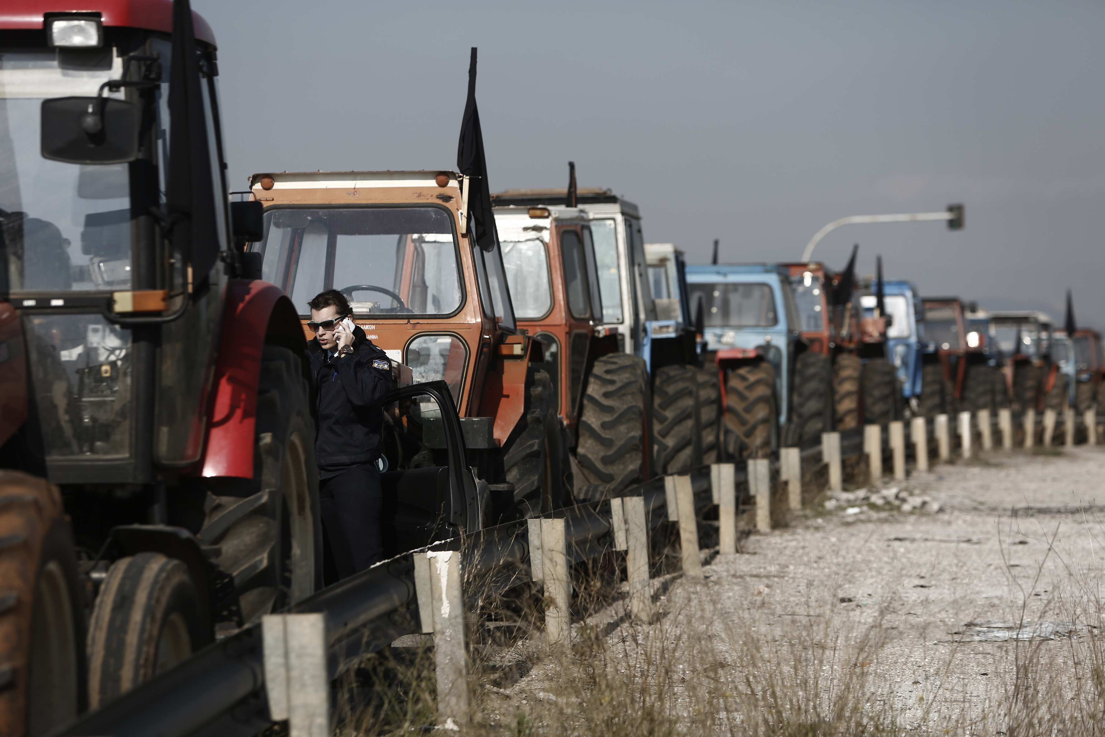 Σκληραίνουν την στάση τους οι αγρότες – Κλειστά ήταν έως τις 8:00 το βράδυ της Δευτέρας τα Τέμπη