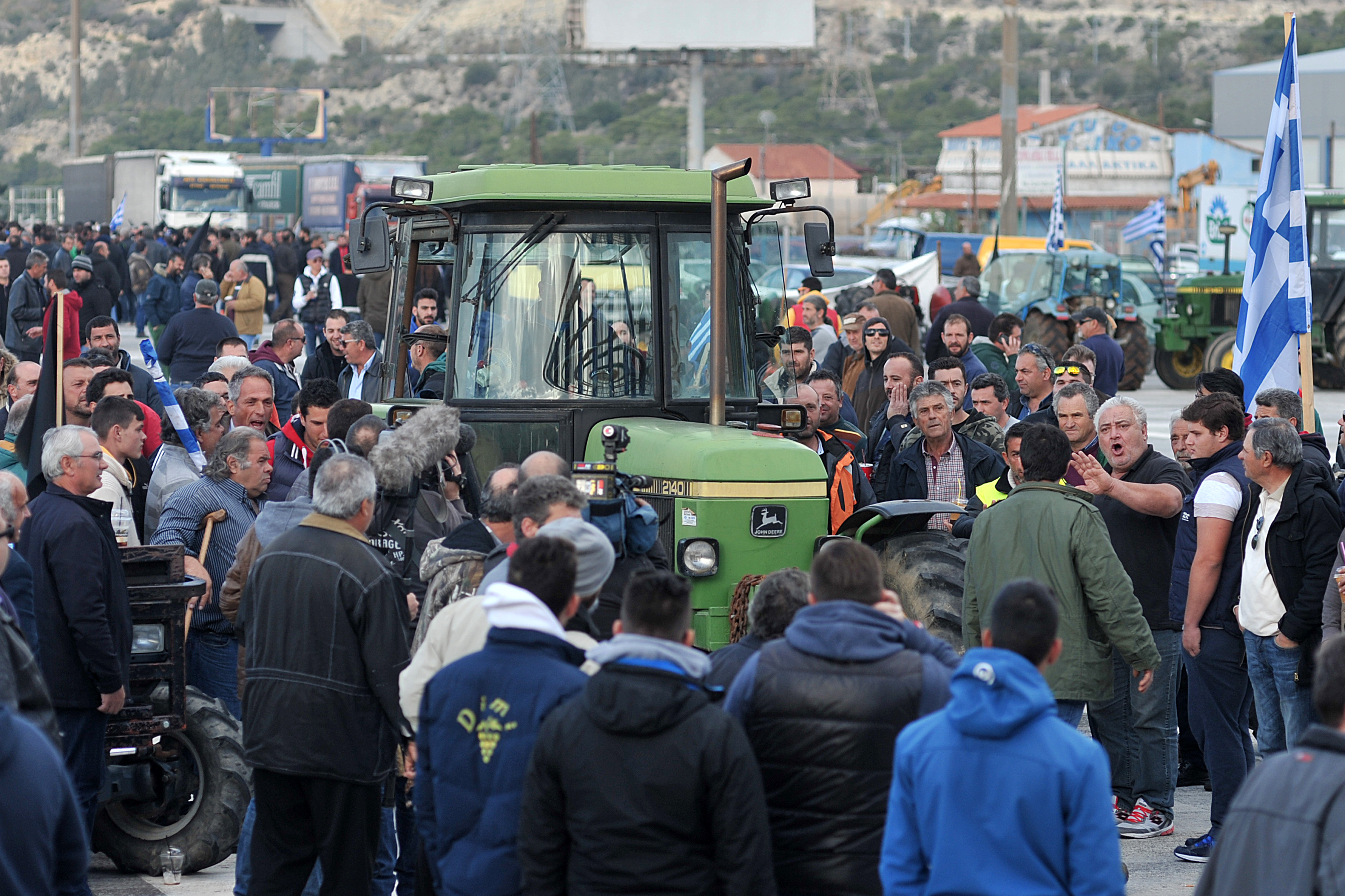 Επ’ αόριστον κλειστά τα Τέμπη από τους αγρότες