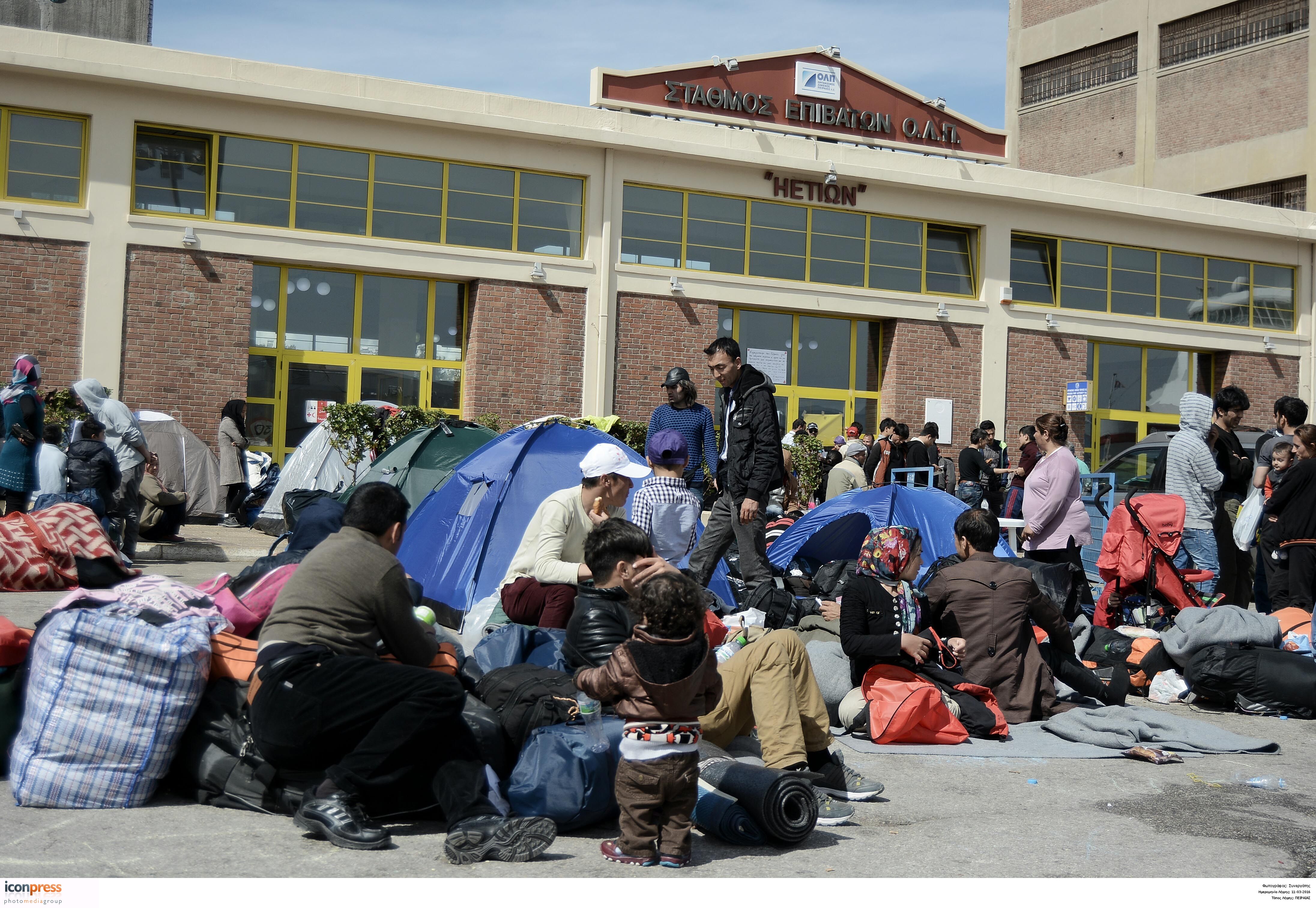 Προσφυγικό: Μετακίνηση από το λιμάνι του Πειραιά προς Ελαιώνα, Σκαραμαγκά , Κυλλήνη