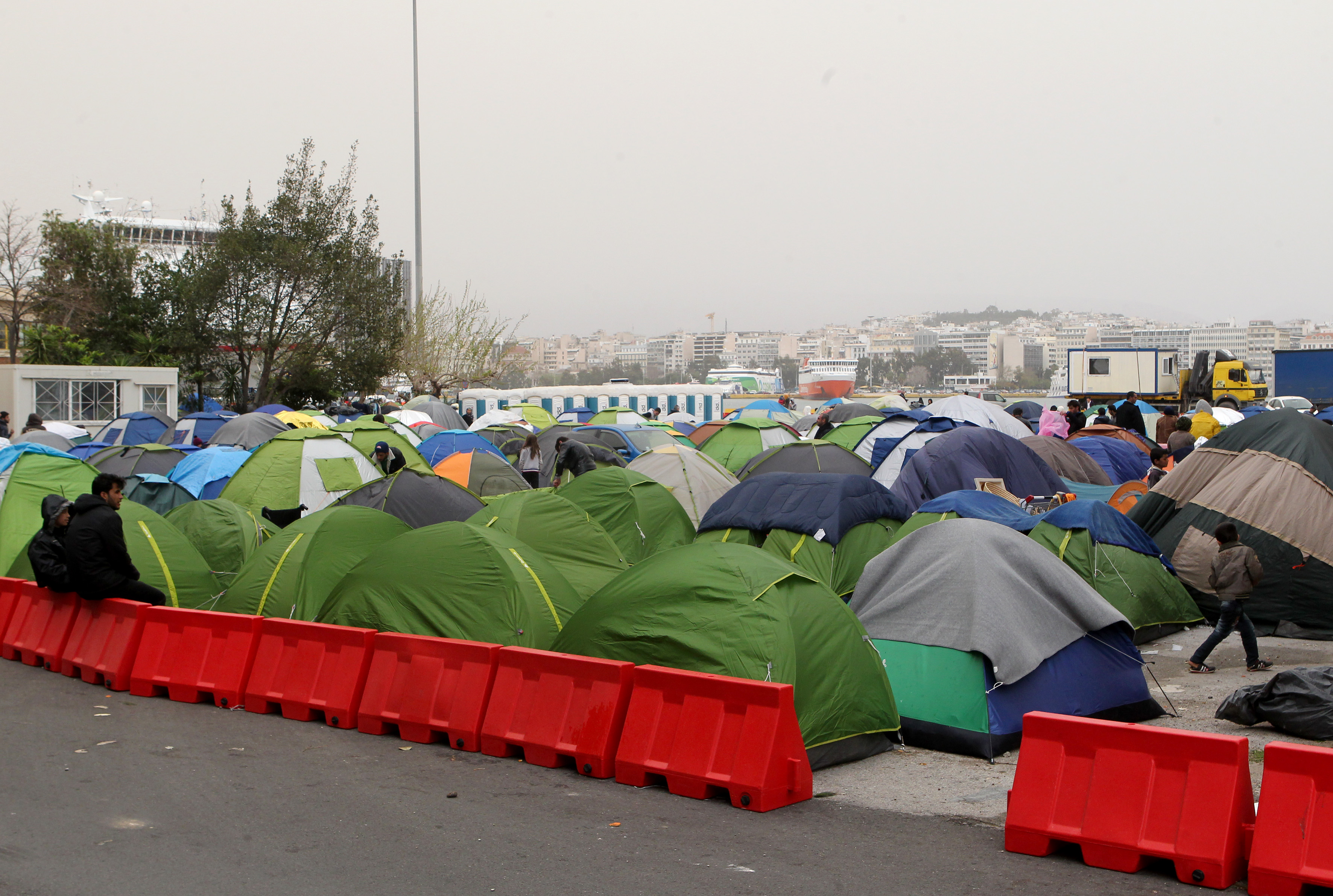 HRW: Η ΕΕ υπεύθυνη για την ταλαιπωρία χιλιάδων ανθρώπων στον Πειραιά