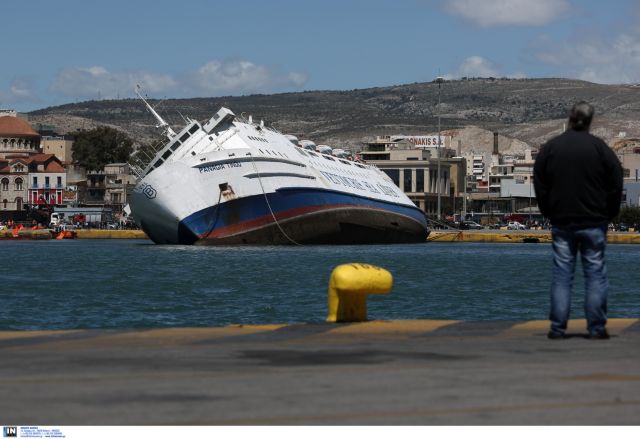 Δυο μήνες στο λιμάνι του Πειραιά το ημιβυθισμένο «Παναγία Τήνου»