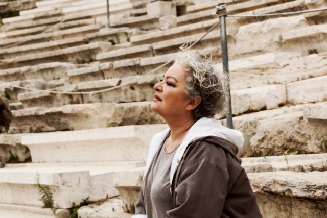 Τάνια Τσανακλίδου: «Καλοδέχτηκα τα άσπρα μου μαλλιά»